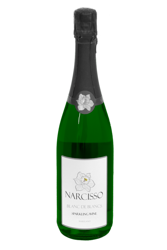 Green sparkling wine bottle with 'Narcisso' label on a white background